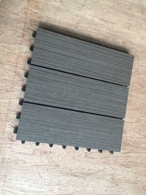 Ev Dış Mekan WPC Güverte Fayansları 30x30CM Doğal Ahşap Görünümlü Dayanıklı DIY Döşeme