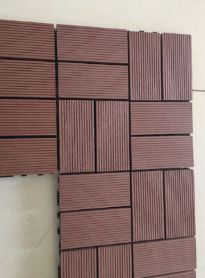 30x30CM Birbirine WPC Güverte Fayansları Ev Açık Alanları için DIY Veranda Döşeme